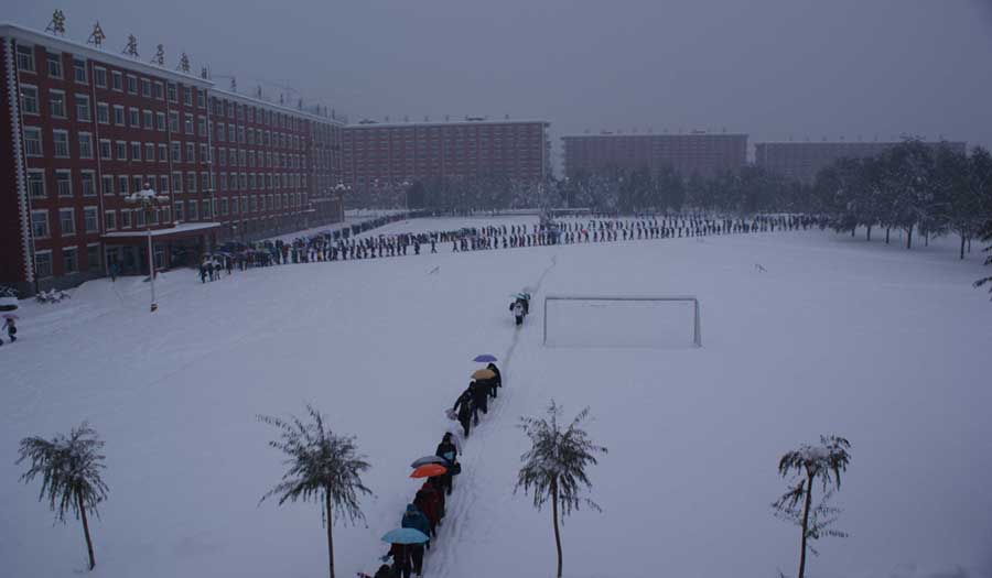 普降大雪，师生行动不便
